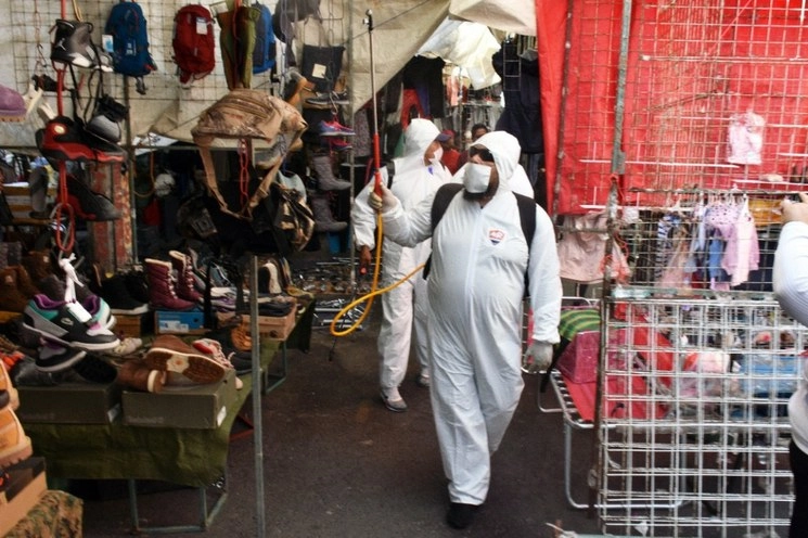 Personal del ayuntamiento concientizó a los comerciantes y tianguistas sobre la importancia del uso del cubre bocas, guantes desechables, gel antibacterial y la sana distancia con los clientes y entre ellos mismos. Foto La Jornada