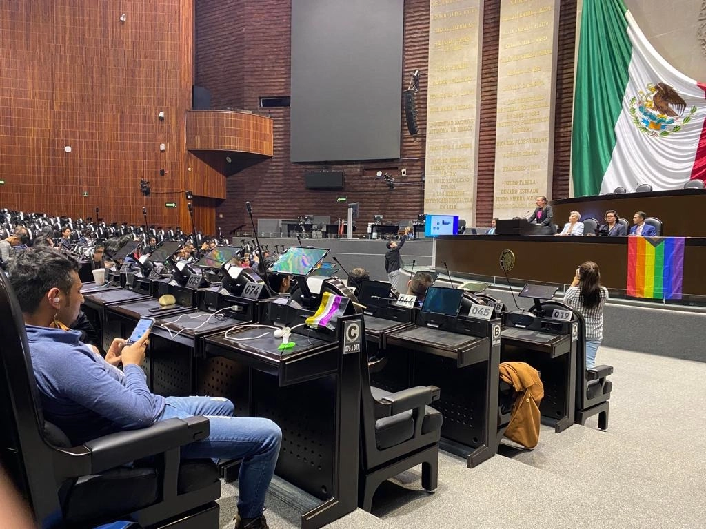 Legisladores e integrantes de la comunidad LGBTI durante el foro. Foto Enrique Méndez