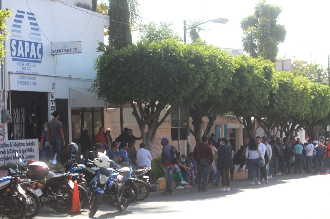 Los trabajadores de Sapac manifestaron que les deben también el pago de bono de fin del trienio pasado, y el pago de prima de antigüedad y la vacacional. Foto Rubicela Morelos