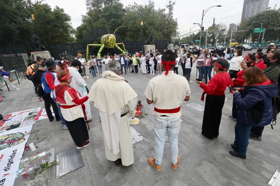 Miembros de Iglesias por la Paz, del Centro de Estudios Ecuménicos, así como colectivos de buscadores de desaparecidos y organizaciones de la sociedad civil, realizaron la “Peregrinación por la vida, la paz y contra la violencia”, desde la Estela de Luz hasta la Glorieta de los Desaparecidos para exigir a los tres poderes de Gobierno que revisen la estrategia de seguridad en el país, en la Ciudad de México, el 5 de julio de 2022. Foto Luis Castillo