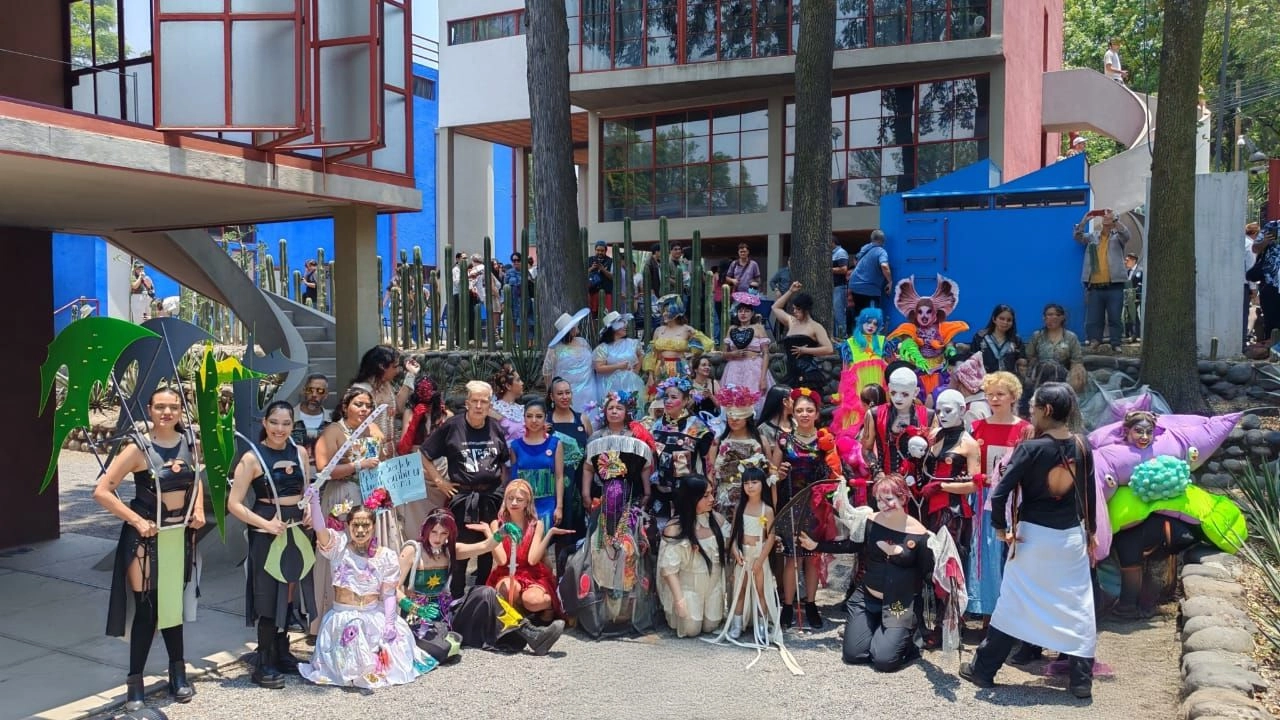 Jóvenes artistas con sus atuendos posan para la foto del recuerdo. Foto