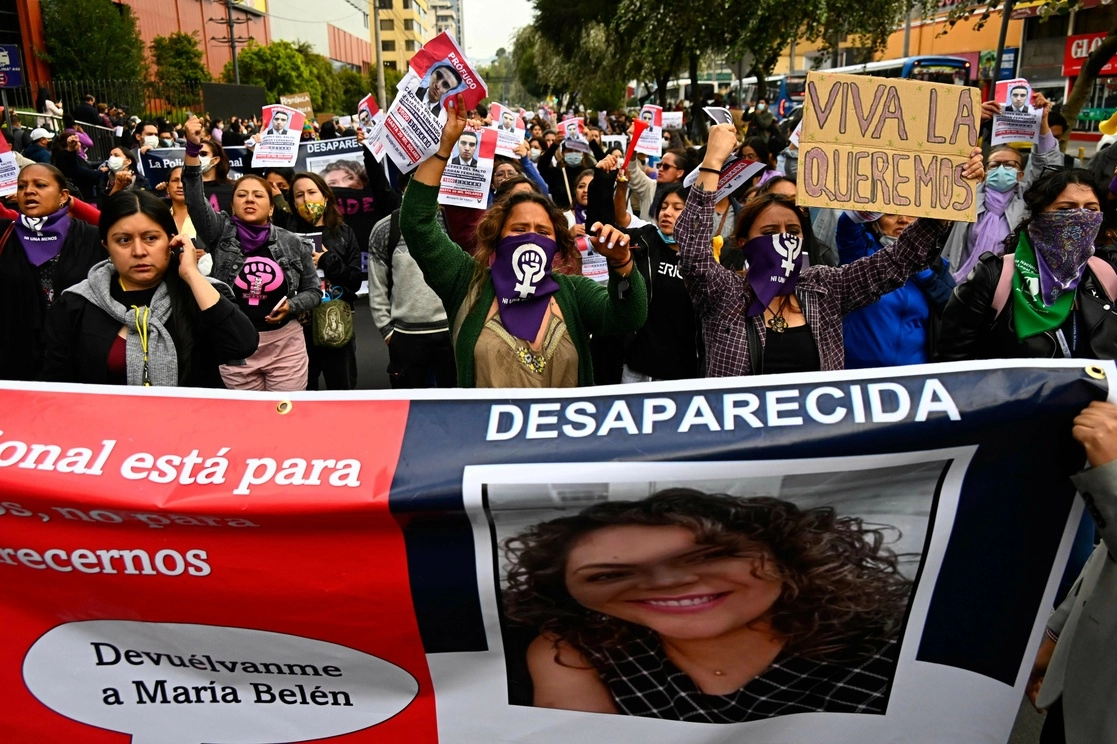 Familiares de la abogada asesinada María Belén Bernal, amigos y grupos feministas realizan una manifestación tras el anuncio de la aparición del cuerpo de la abogada. Foto Afp
