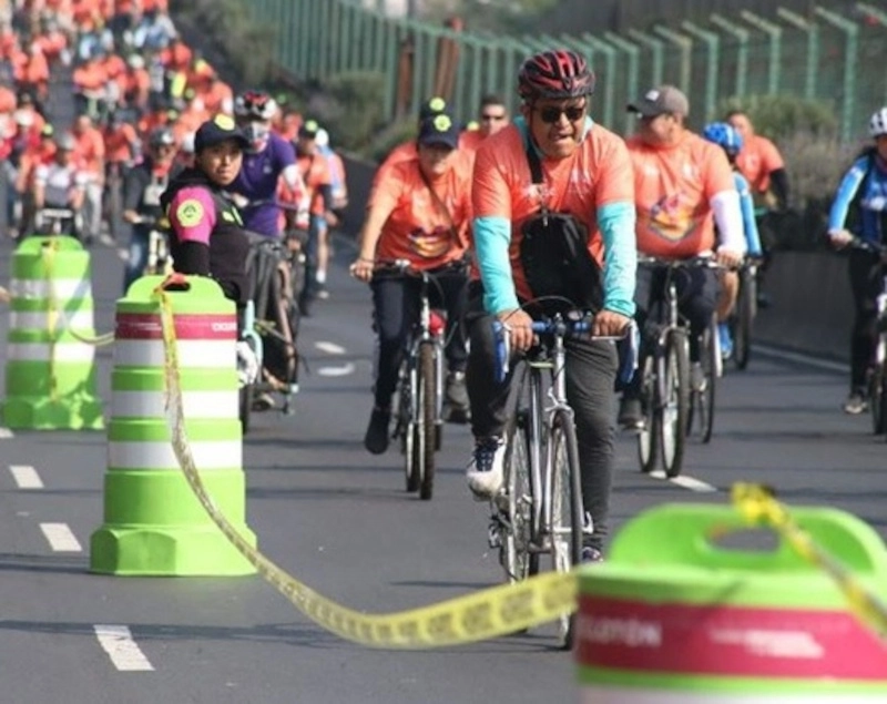 Policías de la SSC durante la rodada ciclista como parte del paseo edición Día de Muertos. Imagen tomada de Twitter @SSC_CDMX