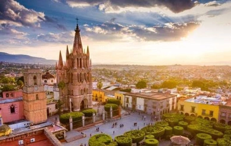 Fue una oportunidad única para que los más de mil asistentes de distintos países, cubrieran la riqueza y la creatividad de la escena de los bares en San Miguel de Allende. Foto La Jornada