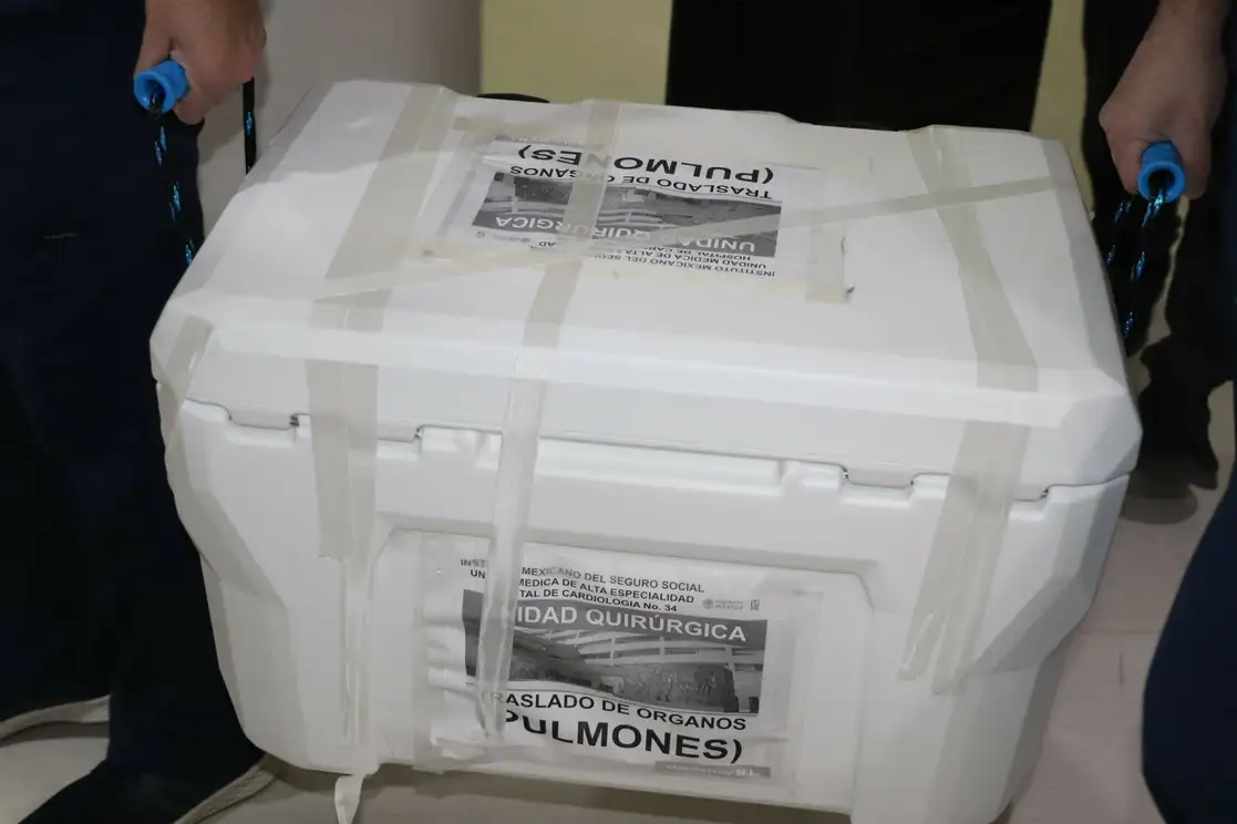 Contenedor de grado quirúrgico en el que fueron resguardados los dos pulmones donados y trasplantados. Foto cortesía IMSS

