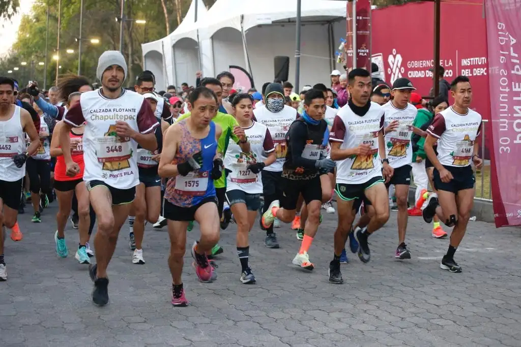 Corredores participantes en la primera carrera de la Calzada Flotante de Chapultepec, en el Complejo Cultural los Pinos, en la Ciudad de México, el 4 de febrero de 2023. Foto María Luisa Severiano