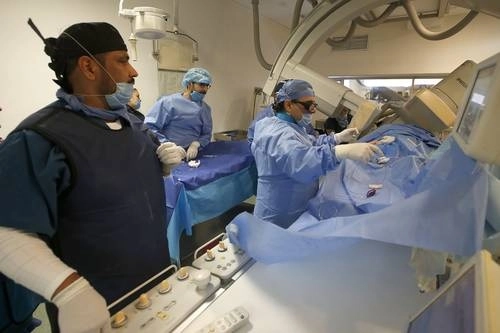 Cirugía de corazón en el área de Hemodinamia, del Hospital General Centro Médico Nacional de La Raza del IMSS. Foto Marco Peláez / Archivo