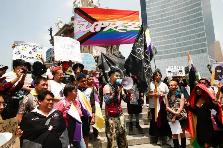 Distintos colectivos en favor de la comunidad LGBT+ y la Diversidad Sexual, realizaron la Primera Marcha No Binarie, en la Ciudad de México, el 15 de julio de 2023. Foto Víctor Camacho




