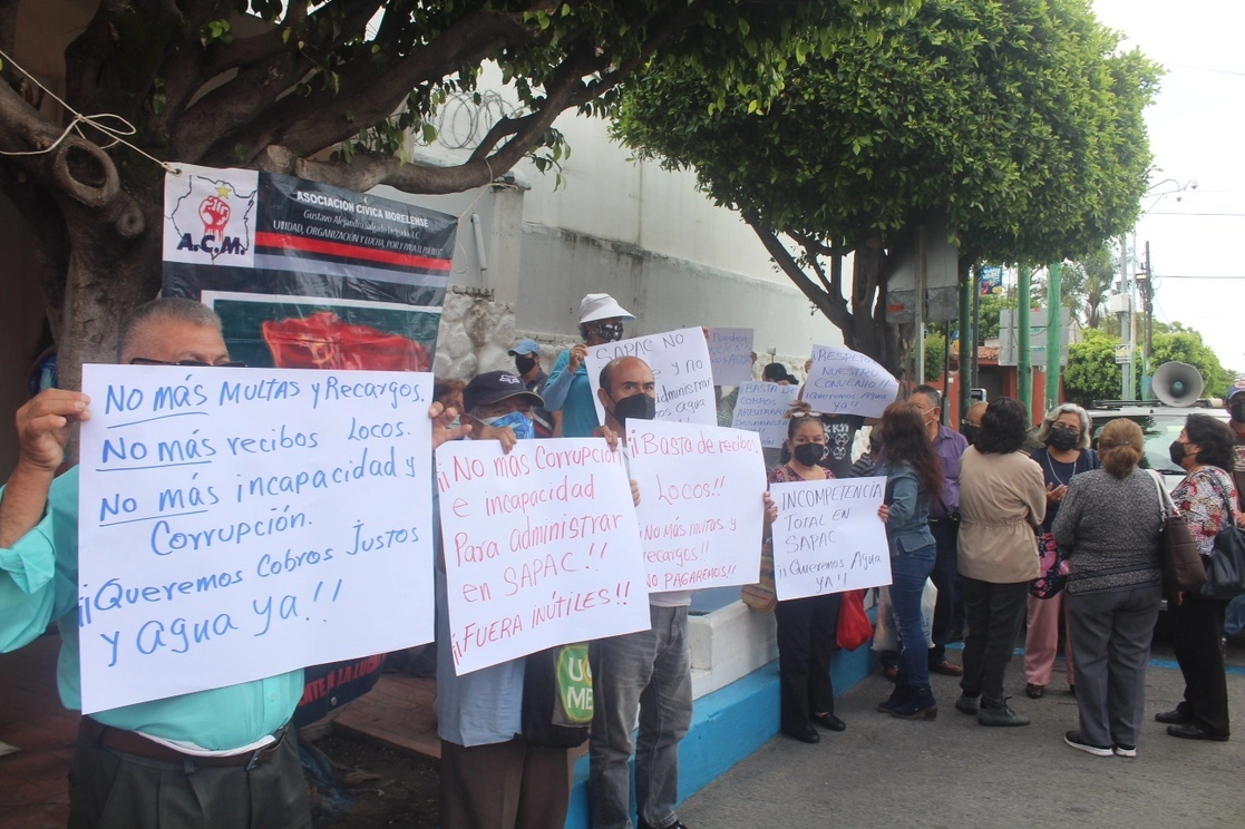 En imagen de archivo,  protesta frente a la SAPAC de Cuernavaca por cobros excesivos en el servicio del agua. Foto Rubicela Morelos