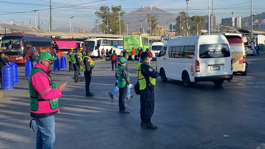 Las secretarías de Movilidad del Estado de México y de la Ciudad de México pusieron orden en las rutas de transporte concesionado que ingresa al Cetram, el 25 de febrero de 2021. Foto Bertha Teresa Ramírez