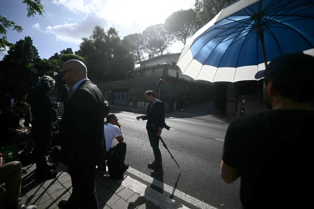 Periodistas trabajan afuera de la embajada de Omán, donde se celebra una quinta ronda de conversaciones nucleares entre Irán y Estados Unidos, en Roma, el 23 de mayo de 2025.