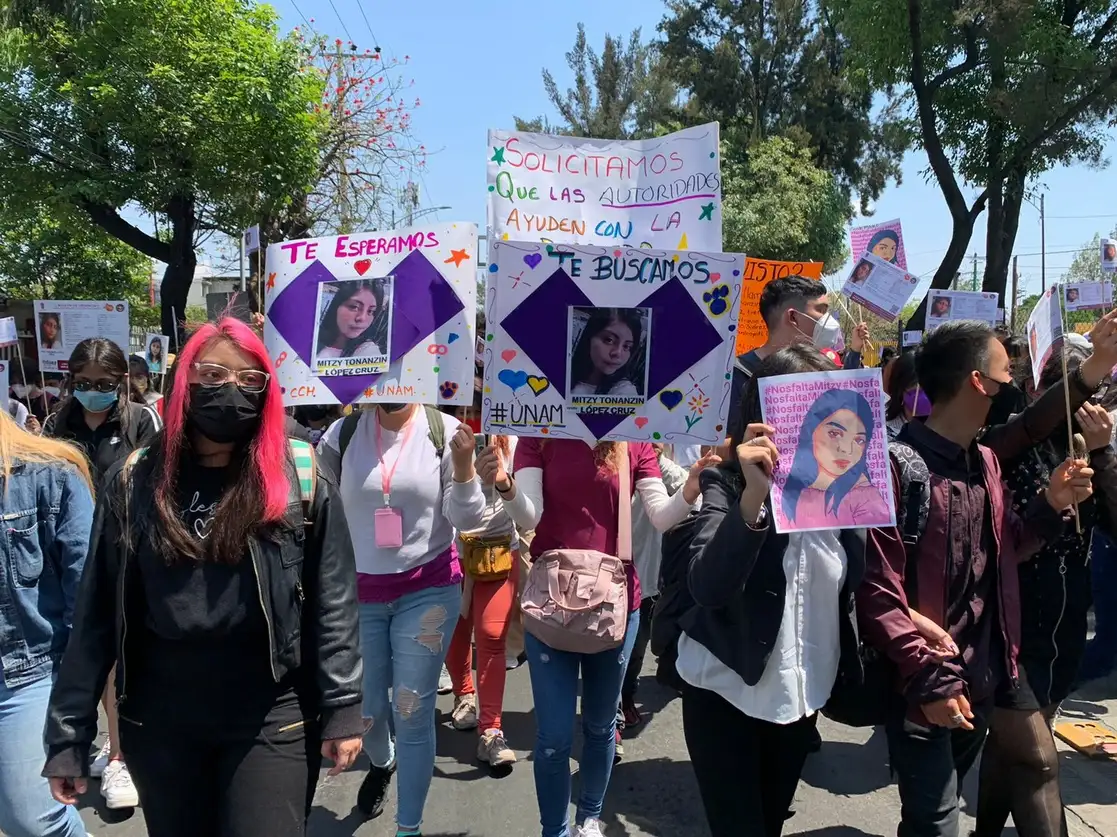 Estudiantes del CCH Oriente marchan sobre Periférico para exigir labores de búsqueda de su compañera Mitzy Tonanzin López Cruz quien desapareció el pasado 9 de abril en Nezahualcóyotl, en la Ciudad de México, el 29 de abril de 2022. Foto Alfredo Domínguez