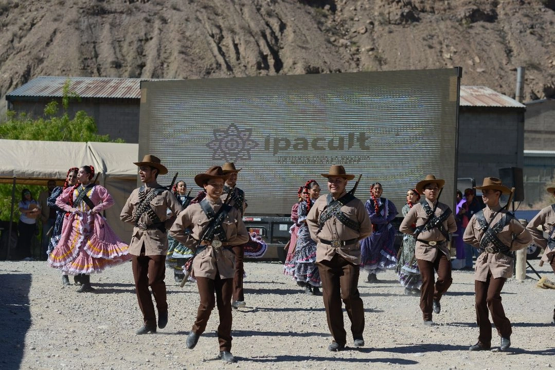 En la representación, realizada este viernes, participaron la Banda Sinfónica de Selección del Sistema Juárez, la Compañía de Danza del Centro Municipal de las Artes, Compañía de Teatro del Centro Municipal de las Artes, mientras las narraciones estuvieron a cargo del historiador Antonio Ramos “Don Chendo”. Foto 