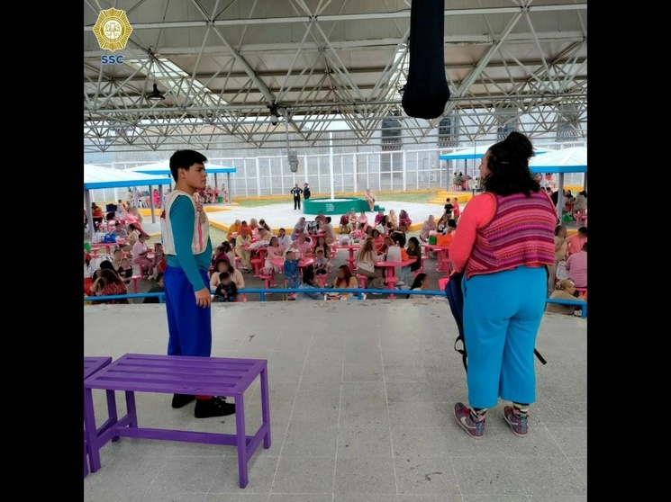 El colectivo entre “Entre las Piedras” se encargó de llevar una divertida obra a las presas del penal femenil de Santa Martha Acatitla: '¿Dónde está Copelio?', el 30 de agosto de 2023. Foto cortesía SSC CDMX