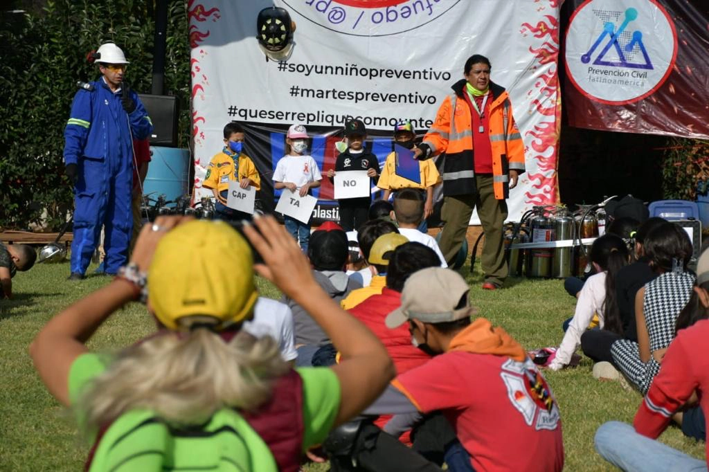 Con dinámicas lúdicas y material y equipo relacionado con el mundo de la prevención se impartieron charlas informativas a los niños y padres de familia. Foto cortesía alcaldía Azcapotzalco