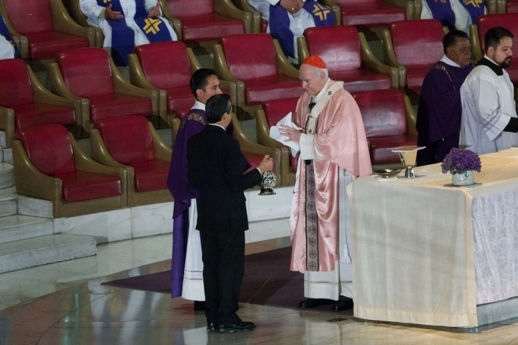 El Arzobispo Primado durante la primer misa sin feligreses en la Basílica de Guadalupe el 22 de marzo. Foto Cuartoscuro