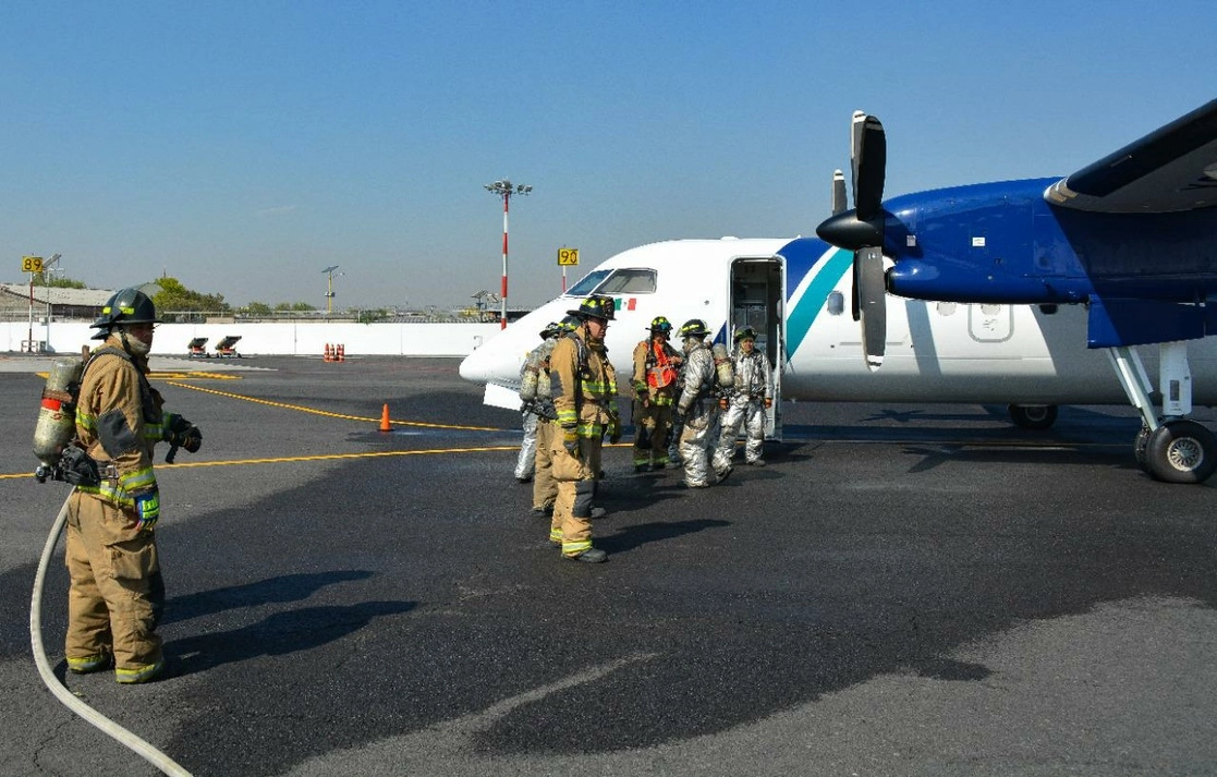 Personal de aerolíneas y Protección Civil participaron en el simulacro de accidente en el AICM. Foto Cortesía Aeropuerto