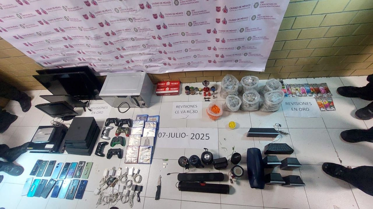 Se aseguraron mil 193 dosis de cocaína en 'piedra', 133 dosis de cocaína en polvo, mil 16 dosis de mariguana, una navaja, ocho pipas, ocho molinos, 16 celulares, 4 pantallas, un horno de microondas, así como tres reproductores de DVD, 12 chips telefónicos, siete controles de videojuegos, 15 bocinas, dos paquetes de cigarros, tres USB y 19 paquetes de sabanas para cigarros.
