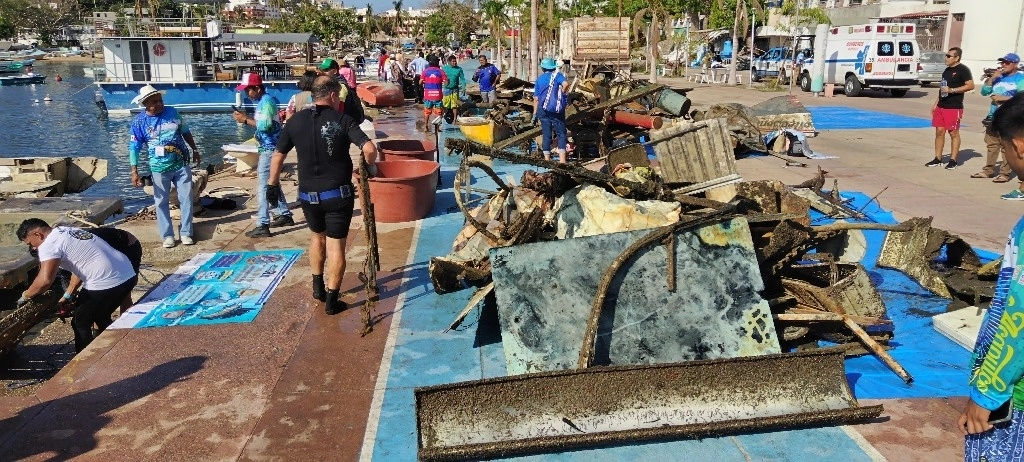 Con equipos de buceo para profesionales y aficionados se retiraron desechos del fondo marino en la playa Manzanillo de Acapulco, Guerrero. Foto Héctor Briseño 
