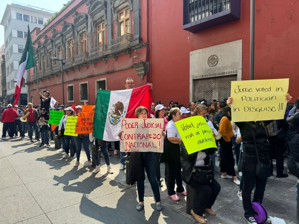 Trabajadores del Poder Judicial protestan en la entrada del Club de Banqueros, en el Centro Histórico de la Ciudad de México, el 14 de octubre de 2024. Foto Alfredo Domínguez