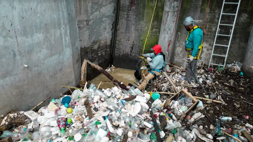 Cuadrillas del sistema de alcantarillado y saneamiento del Opdm durante labores de desazolve. Foto Especial