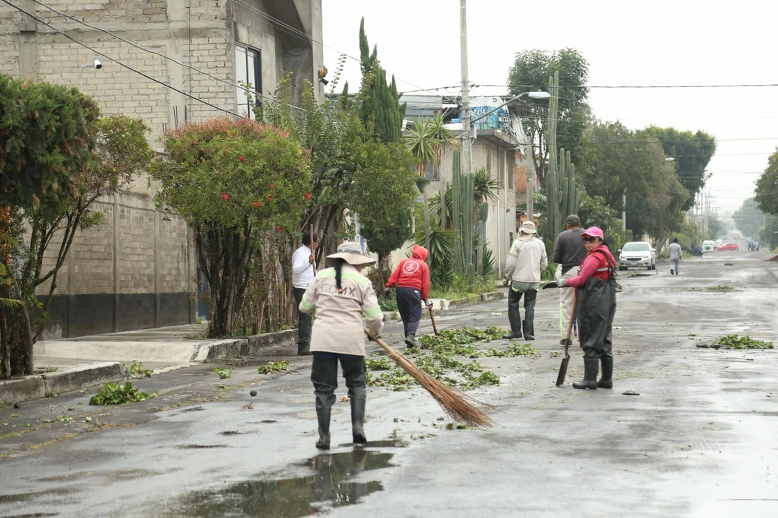 Personal de la alcaldía Tláhuac realiza labores de limpia ante las fuertes lluvias registradas la noche del miércoles en la demarcación. Foto Tomada del Twitter @TlahuacRenace