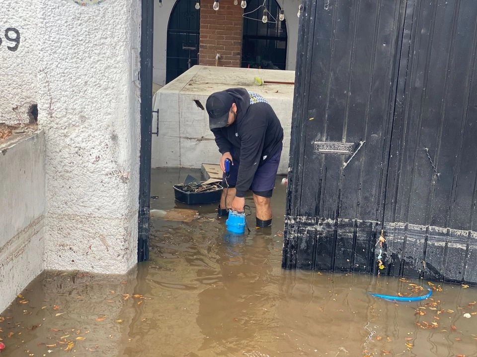 Aspectos del jueves en las colonias Culturas de México y Jacalones en Chalco, Edomex, donde viviendas de 14 calles se inundaron. Foto 

