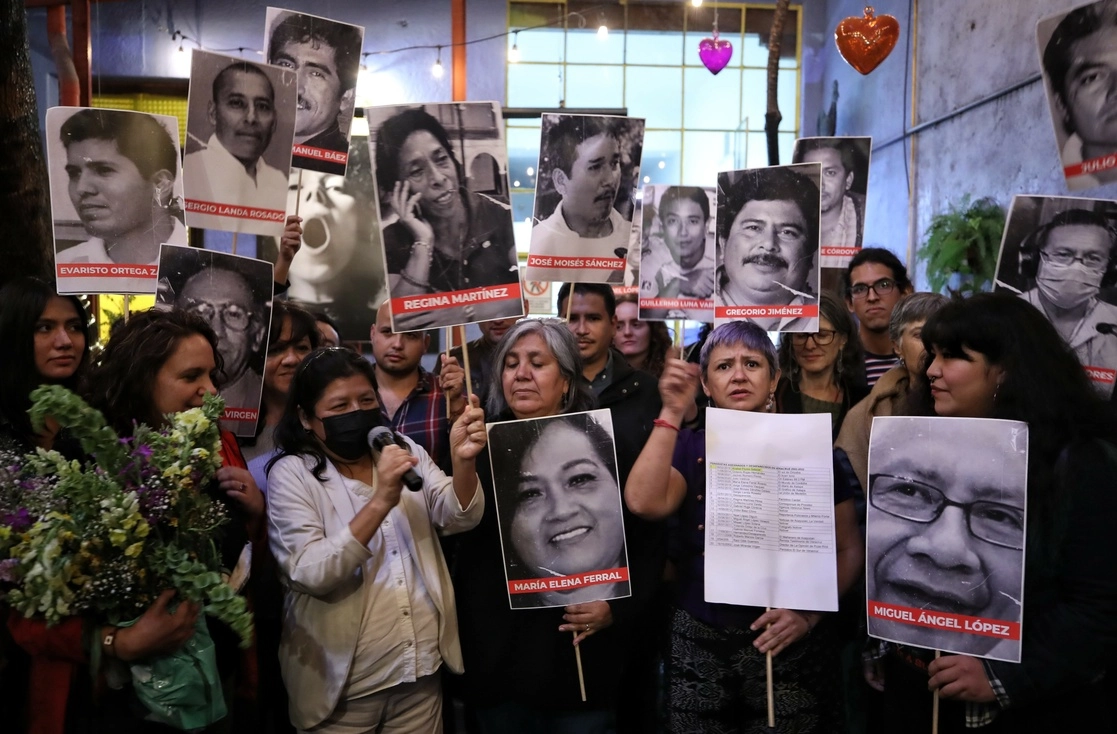 Periodistas protestan a diez años del asesinato de Regina Martinez y de más periodistas asesinados en Veracruz, les acompaña Griselda Triana, viuda de Javier Valdez, el 27 de abril del 2022. Foto Marco Peláez
