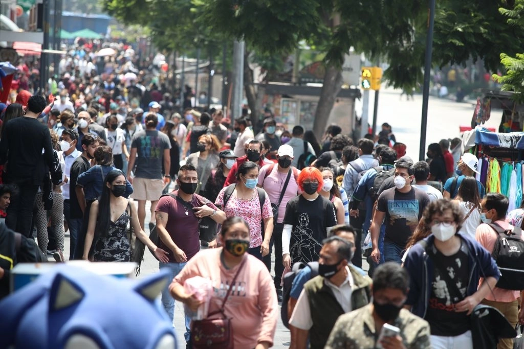 Capitalinos en avenida Juárez, en el Centro Histórico de la Ciudad de México, el 24 de julio de 2021. Foto María Luisa Severiano