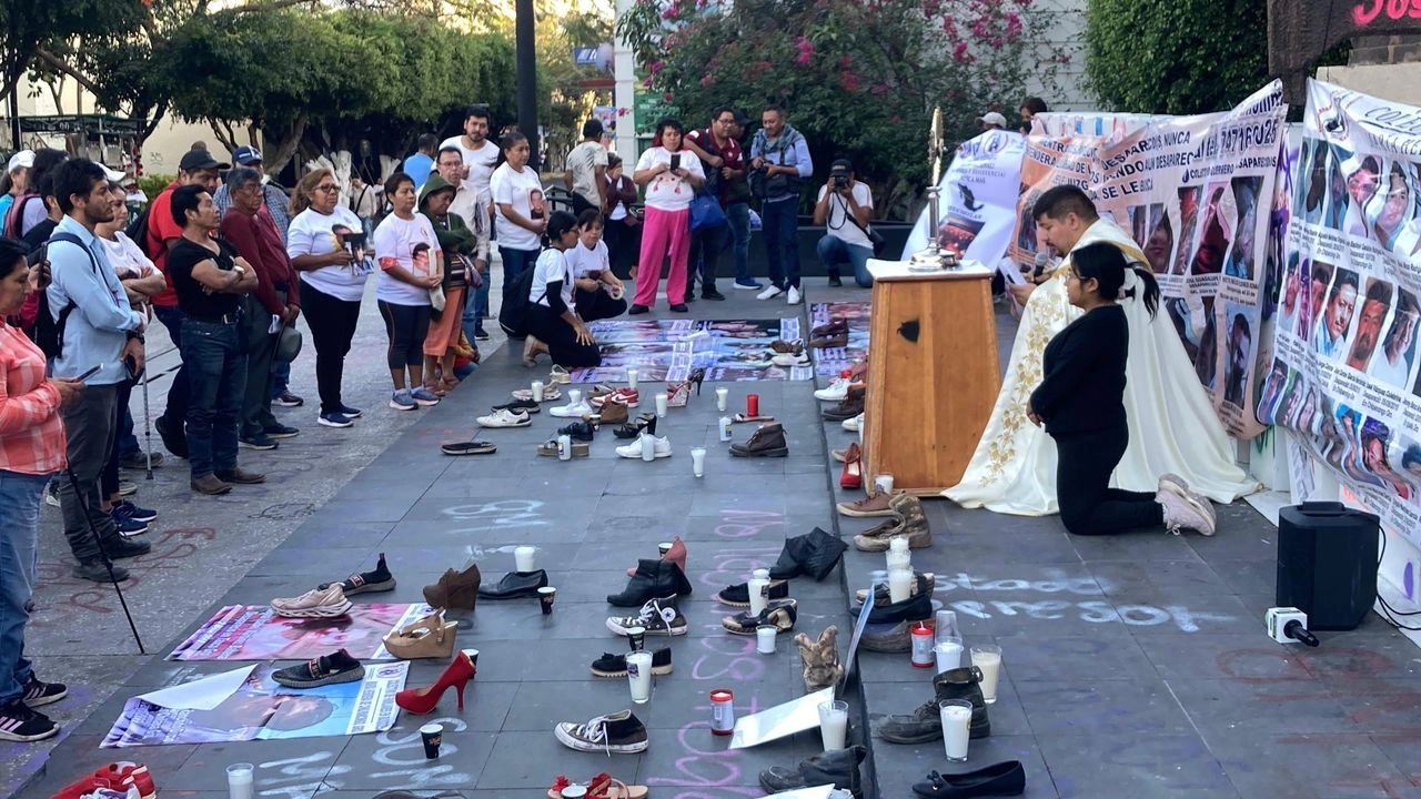 Un sacerdote ofreció una misa en memoria de las víctimas de los campos de reclutamiento de Teuchitlán. Foto