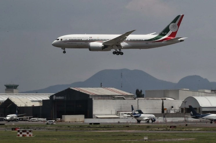 El avión presidencial despegó del Aeropuerto Internacional de la Ciudad de México, sobrevoló el Golfo de México hasta Mérida Yucatán y regresó a la capital del país. Foto Marco Peláez / Archivo
