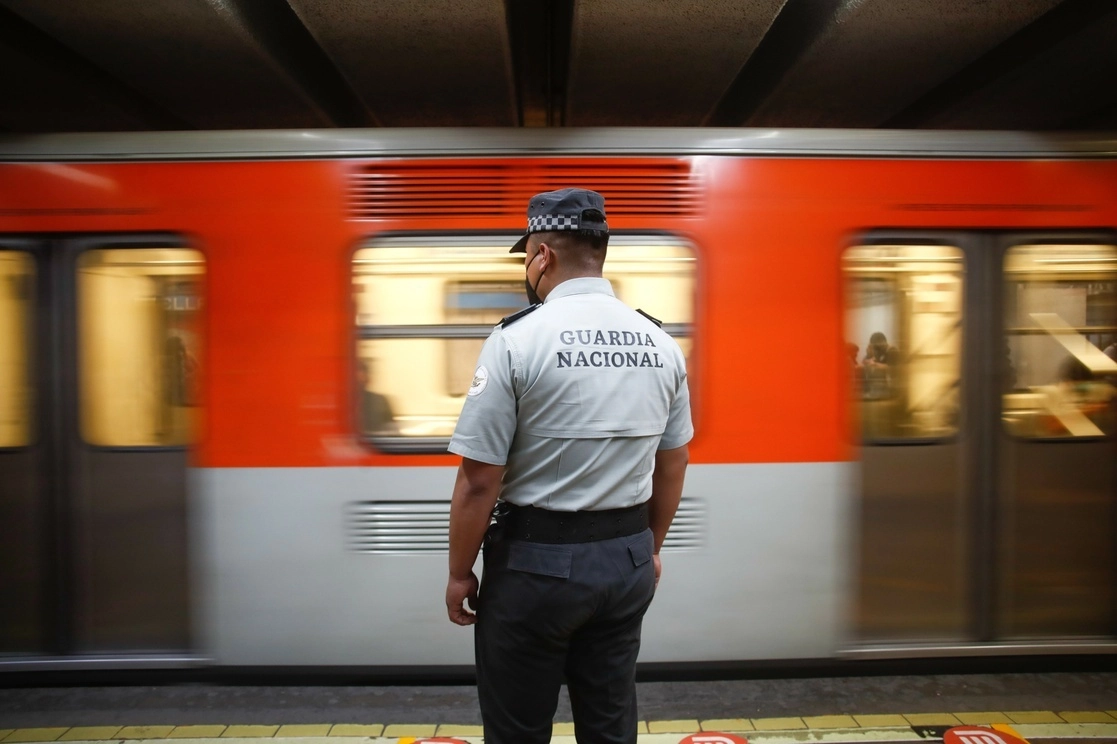Un elemento de la GN en una estación del Metro de la Ciudad de México. Foto Víctor Camacho /Archivo
