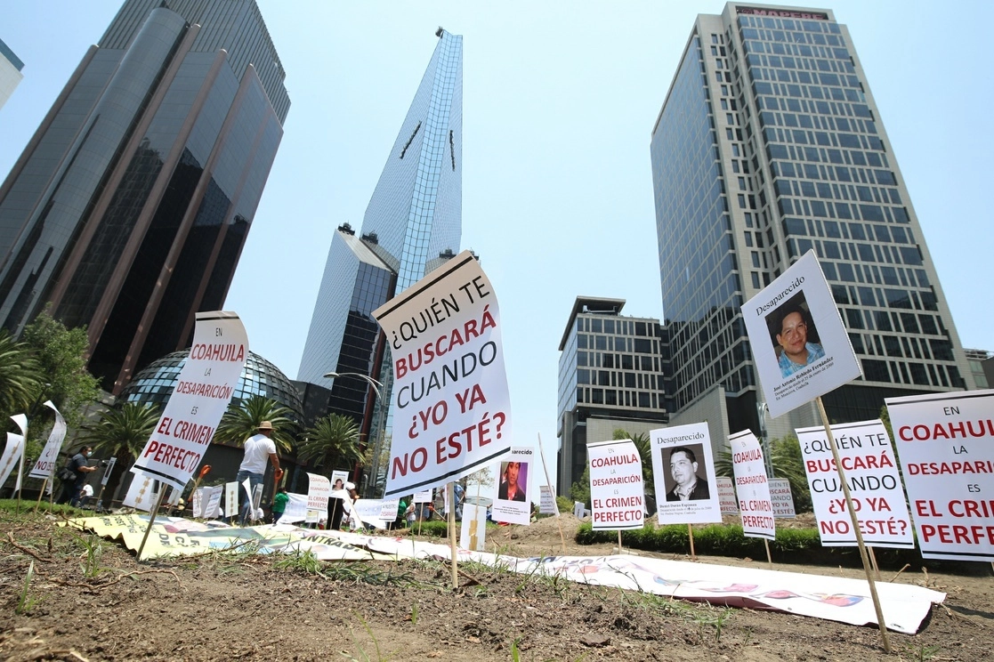 Expresiones religiosas así como colectivos de buscadores de desaparecidos y organizaciones  convocaron a una “Peregrinación por la vida, la paz y contra la violencia”, de la Estela de Luz a la Glorieta de los Desaparecidos. Foto María Luisa Severiano 