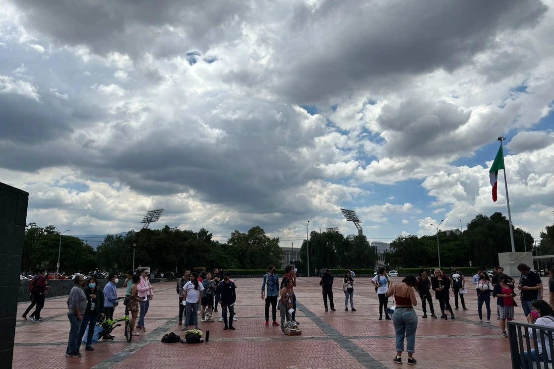 Estudiantes de la FCPyS en protesta frente a rectoría. Foto Alfredo Domínguez