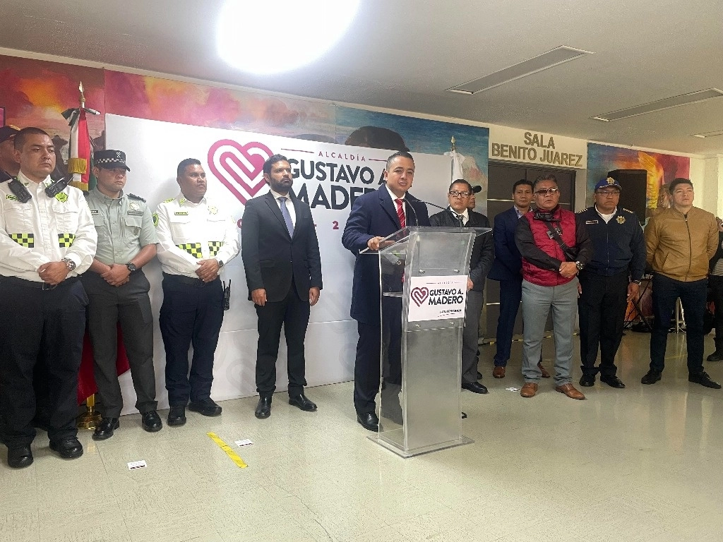 El alcalde Janecarlo Lozano anunció una nueva línea telefónica Corruptel. Foto 
Laura Cecilia Gómez Flores