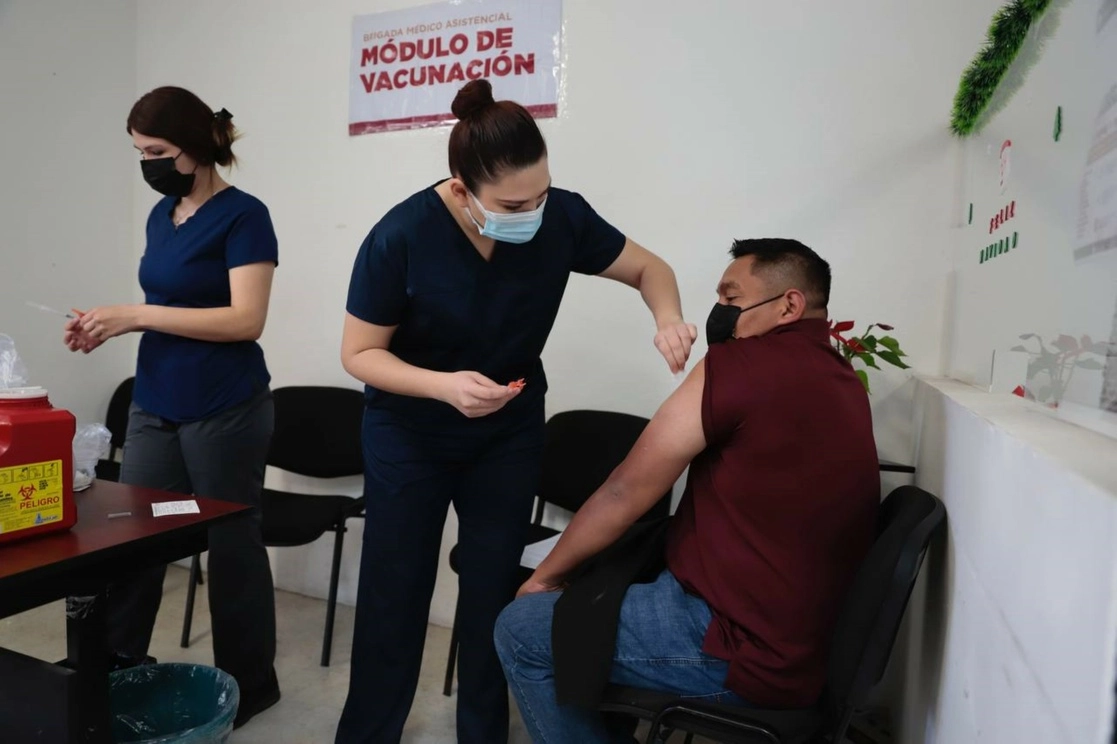 El requisito para la segunda dosis o aplicación de refuerzo es presentar el esquema de vacunación Covid-19. Foto La Jornada