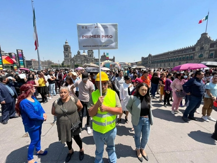 Ciudadanos participan en el simulacro nacional en el Zócalo capitalino, el 19 de abril de 2023. Foto Marco Peláez
