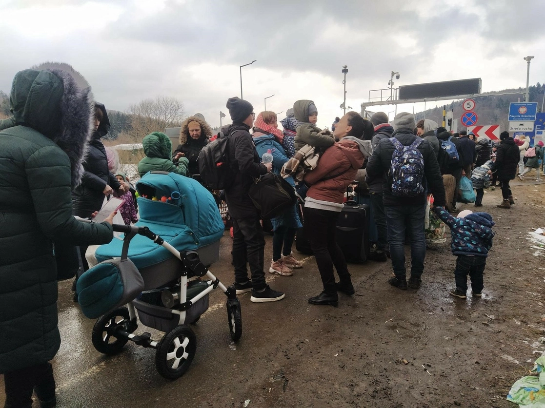 Familias con niños en la frontera entre Ucrania y Polonia. Foto Europa Press