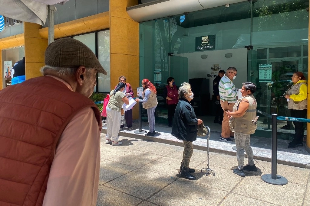 Adultos mayores acuden a las oficinas del Banco del Bienestar a cobrar la beca como parte de los programas sociales. Foto Cristina Rodríguez