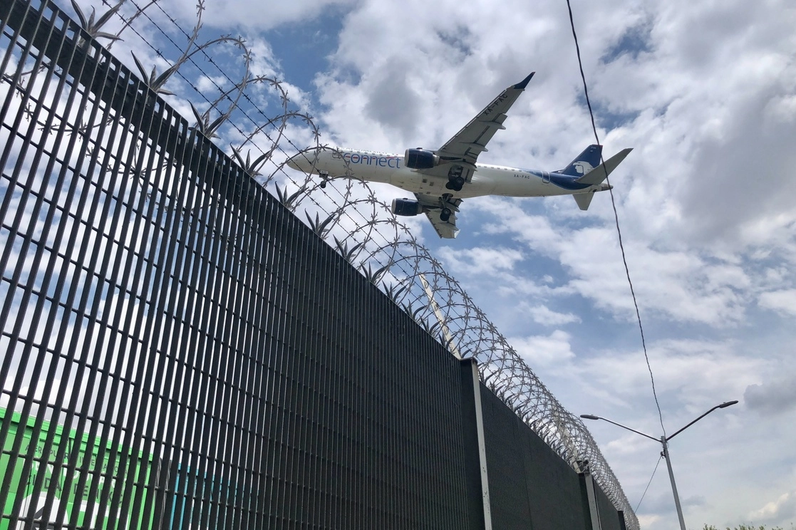 Las actividades en el AICM fueron suspendidas desde las nueve de la mañana para facilitar las maniobras aéreo-militares con la que se conmemoró el 212 aniversario del inicio de la gesta de Independencia. Foto Luis Castillo / archivo  