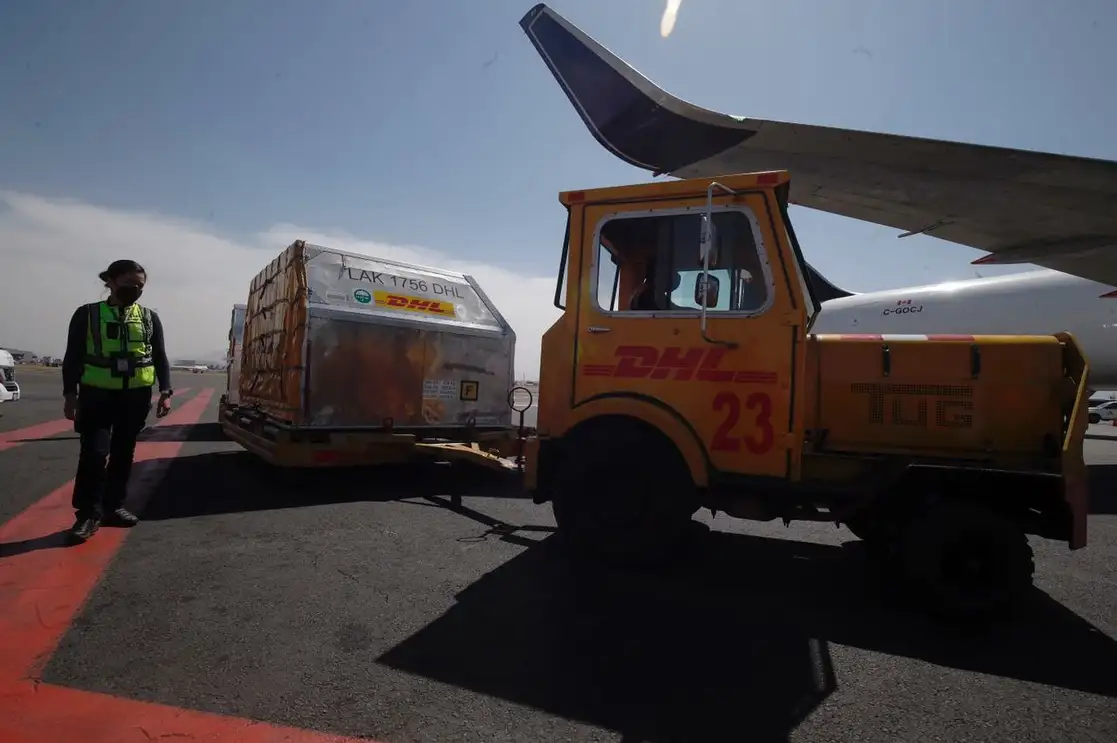 Desembarque del séptimo embarque de vacunas contra Covid-19 de la farmacéutica Pfizer a la Terminal 1 del Aeropuerto Internacional de la Ciudad de México, el 16 de febrero de 2021. Foto Cristina Rodríguez
