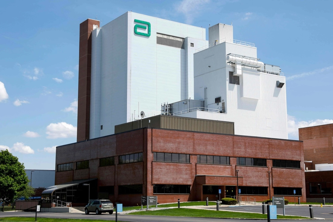 La fabrica de fórmula infantil de la empresa Abbot, en Michigan, EU, ha reanudado su producción. Foto Afp 