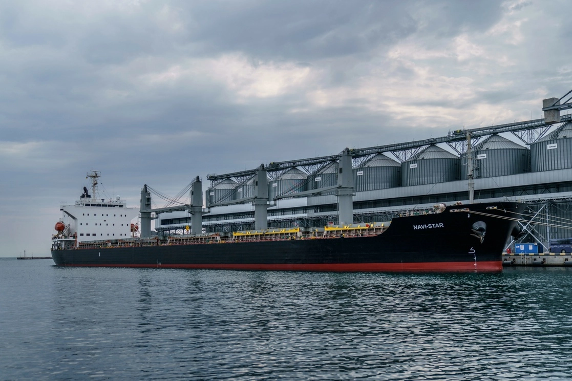 El barco Navi-Star lleno de granos en el puerto marítimo de Odesa, en Odesa. Foto Ap / Archivo