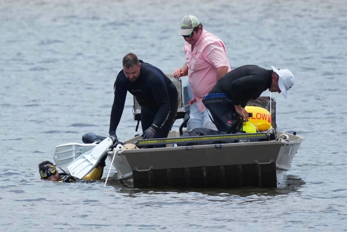 Un equipo de buceo busca víctimas en el río Guadalupe en Kerrville, Texas el pasado 12 de julio de 2025. Foto 