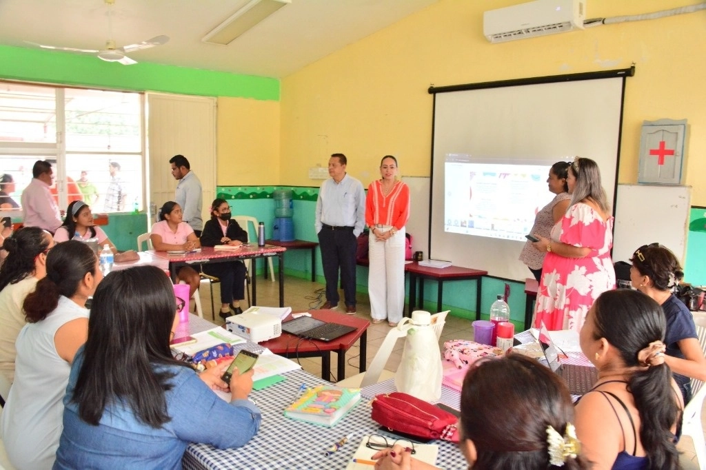 Patricia Iparrea Sánchez, titular de la dependencias, dijo que "ya se realizaron los trabajos de limpieza en los centros educativos que sufrieron anegaciones por el desbordamiento de los ríos, principalmente en el municipio de Jalapa". Foto Facebook Secretaría de Educación Tabasco