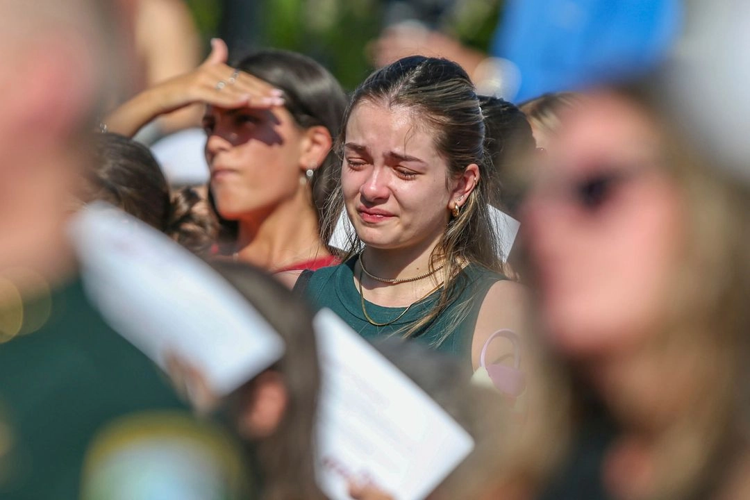 Un estudiante llora durante una vigilia en el campus de Florida después de un tiroteo en la escuela el día anterior.