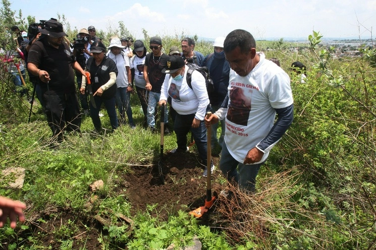 Madres buscadoras escarbaron en busca de fosas clandestinas en terrenos ubicados en la localidad de Chulavista, municipio de Tlajomulco de Zúñiga, Jalisco, sin protección alguna de las autoridades. Foto Arturo Campos Cedillo 