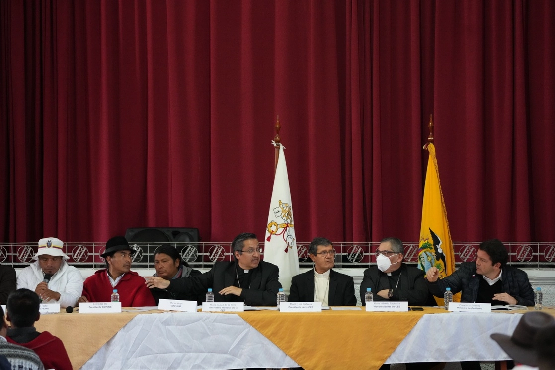 El representante del gobierno de Ecuador, Francisco Jiménez (extrema derecha), y los líderes indígenas, desde la izquierda, Eustaquio Toala, Leonidas Iza y Marlon Vargas, alrededor de los representantes de la Iglesia, durante el diálogo en Quito, el 30 de junio de 2022. Foto Ap