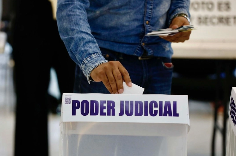 Urna de demostración de votación para elección judicial.