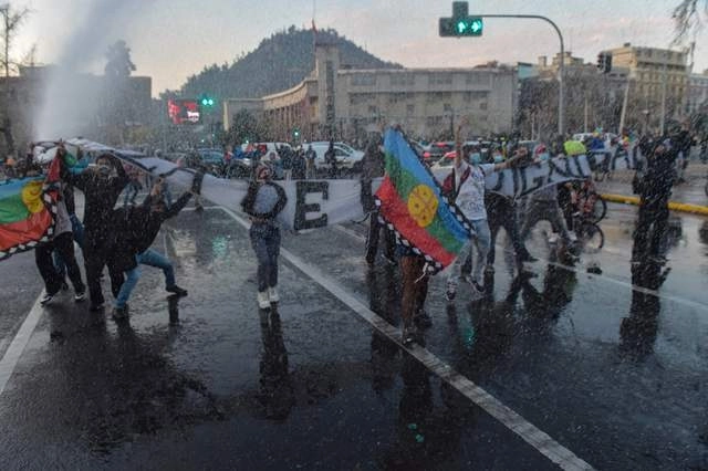 Manifestantes en Chile se reunieron en la Plaza Santiago para protestas en contra el gobierno y la desigualdad social. Foto Afp